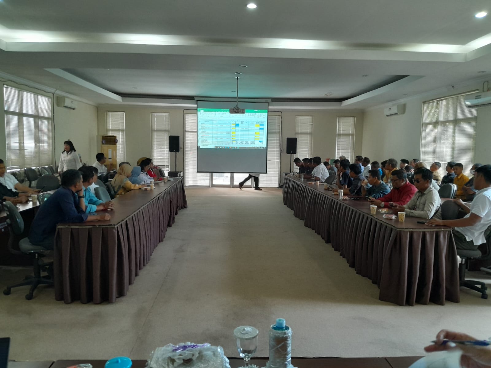 Kepala Dinas Perkebunan Kalteng memimpin rapat penetapan harga TBS Kelapa Sawit Periode II Januari 2025 di Palangka Raya.