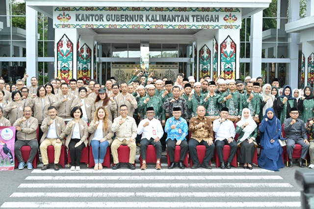 Plt. Sekda Kalteng H.M Katma F. Dirun secara resmi melepas peserta perjalanan religi di depan Kantor Gubernur Kalteng.