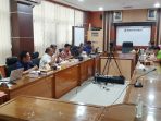 Sejumlah pejabat Inspektorat Daerah Provinsi Kalimantan Tengah dan Inspektorat Daerah Provinsi Jawa Tengah berdiskusi dalam kaji banding mengenai sistem pengawasan berbasis bidang di ruang rapat Inspektorat Daerah Provinsi Jateng.