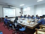 Yuas Elko menghadiri rapat koordinasi secara virtual dari Ruang Rapat Bajakah, Kantor Gubernur Kalteng, membahas pengendalian inflasi dan persiapan angkutan Lebaran 2025.