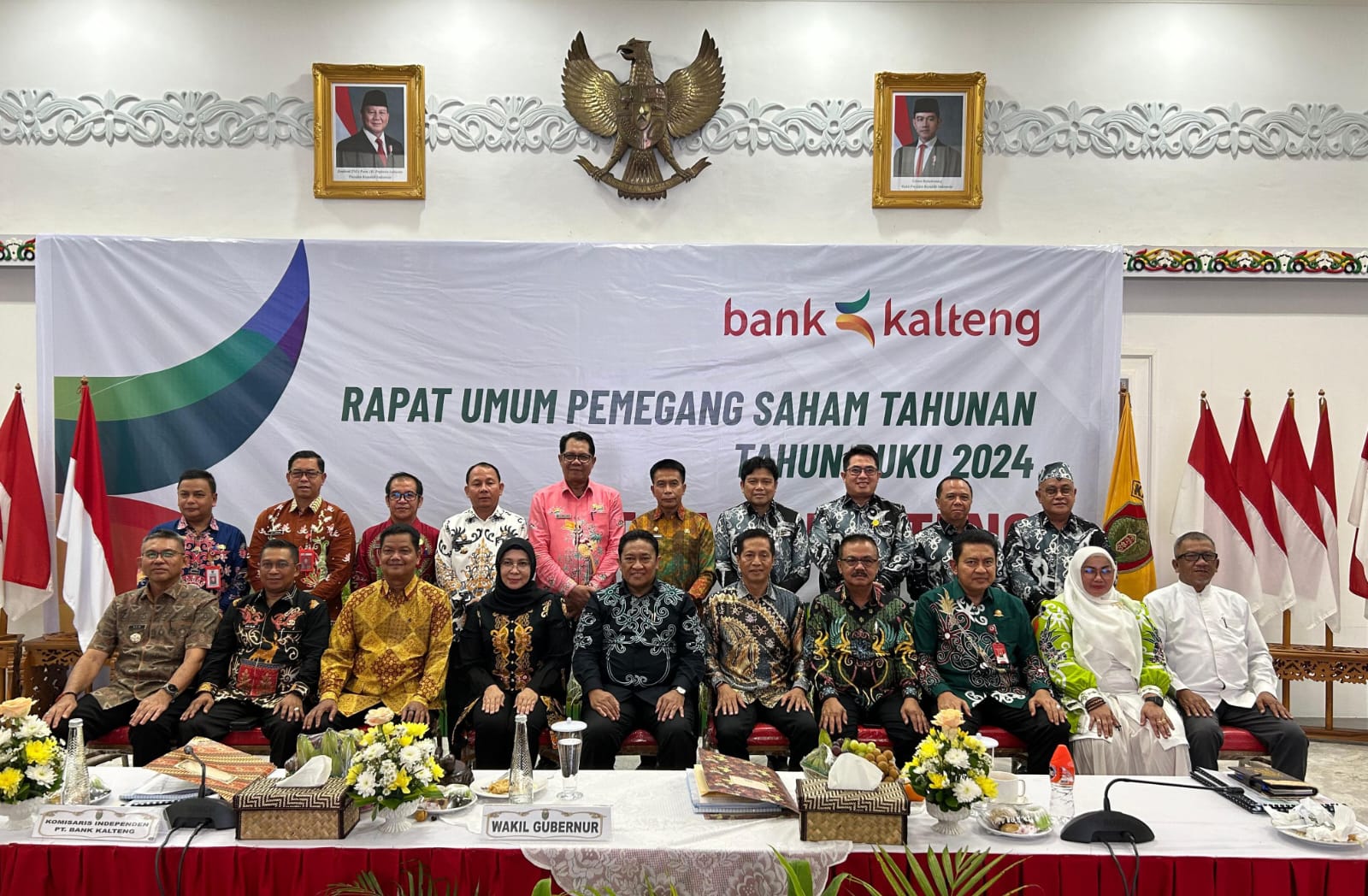 Plt. Direktur Utama PT Bank Kalteng, Maslipansyah, bersama jajaran direksi dan pemegang saham menghadiri RUPS Tahunan Tahun Buku 2024 di Istana Isen Mulang, Palangka Raya.