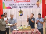 Kapolres Kobar AKBP Yusfandi Usman menyerahkan potongan tumpeng kepada perwakilan insan pers dalam syukuran Hari Pers Nasional (HPN) 2025 di Aula Patriatama 95 Polres Kobar.