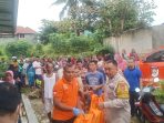 Petugas kepolisian melakukan olah TKP di rumah seorang ibu rumah tangga di Kelurahan Madurejo, Kecamatan Arut Selatan, Kotawaringin Barat, yang ditemukan tewas gantung diri.