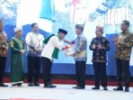 Gubernur Kalteng Terima Estafet Kepemimpinan Gubernur Kalimantan Tengah H. Agustiar Sabran berjabat tangan dengan H. Sugianto Sabran dalam acara Serah Terima Jabatan di Aula Jayang Tingang, Palangka Raya.