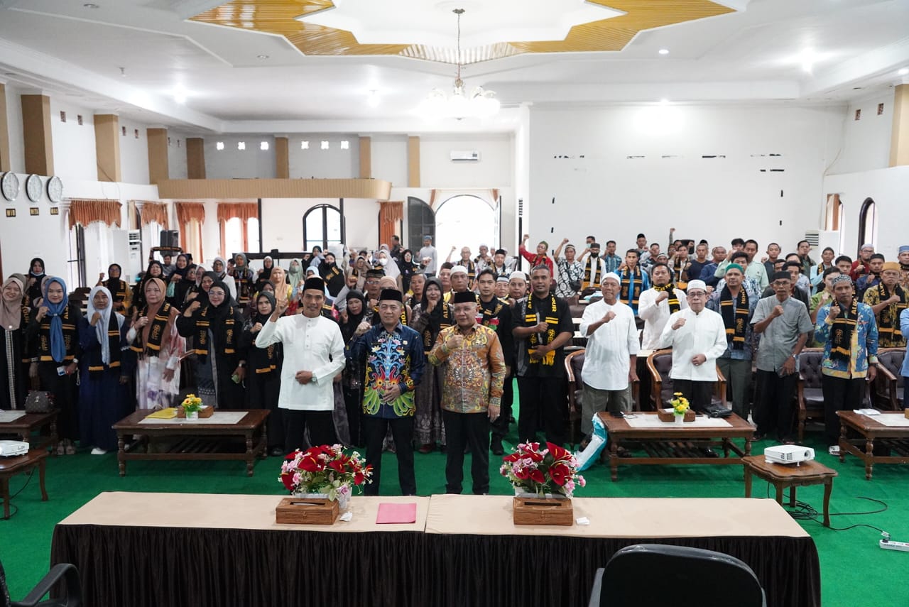 Ahmad Pahruka melepas keberangkatan 121 jamaah umrah PT Alifa Raya Tour di Aula Asrama Haji Al Mabrur, Palangka Raya.