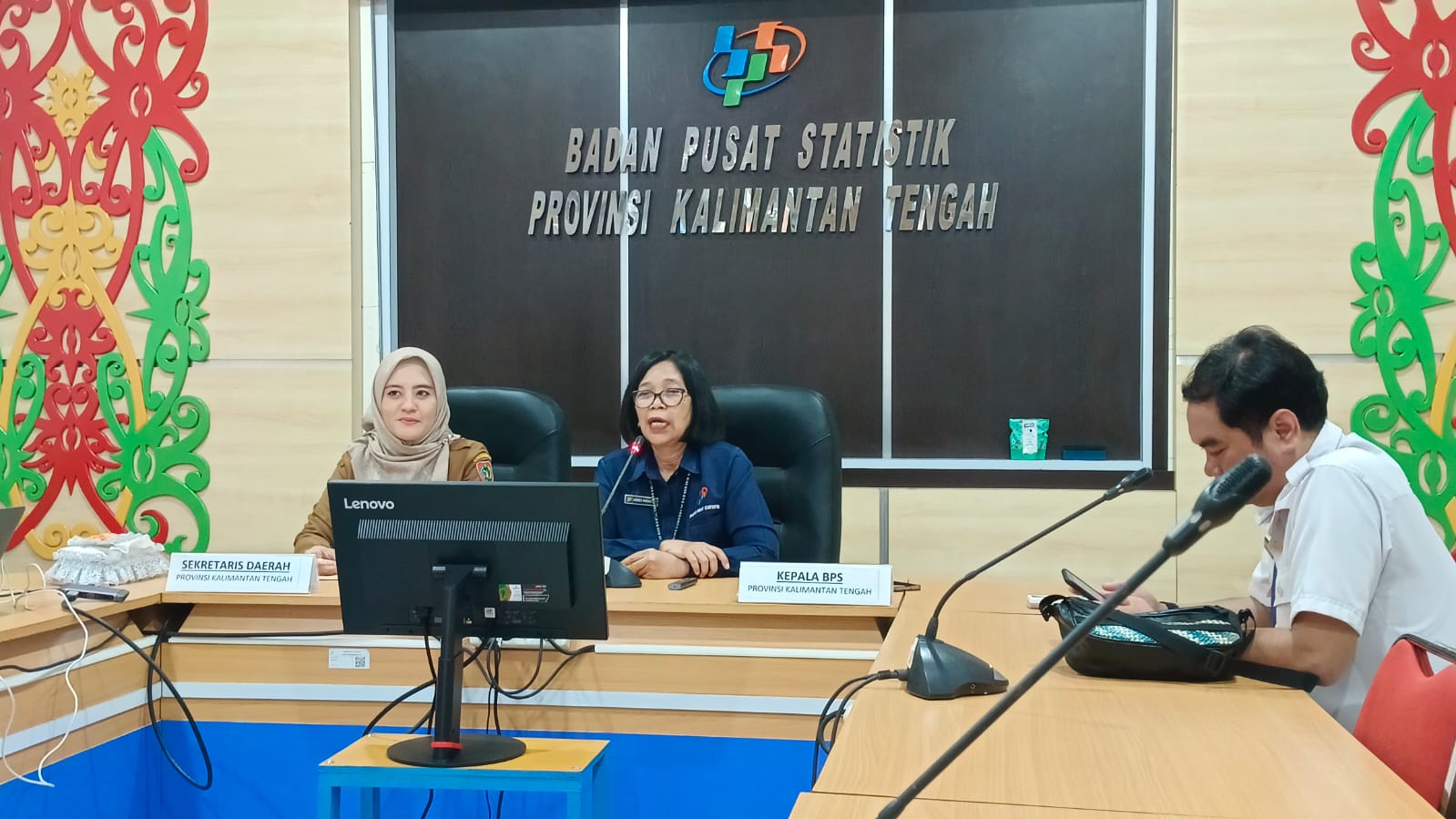 Kepala Badan Pusat Statistik (BPS) Kalimantan Tengah sedang menjelaskan data inflasi Februari 2025 dalam konferensi pers.