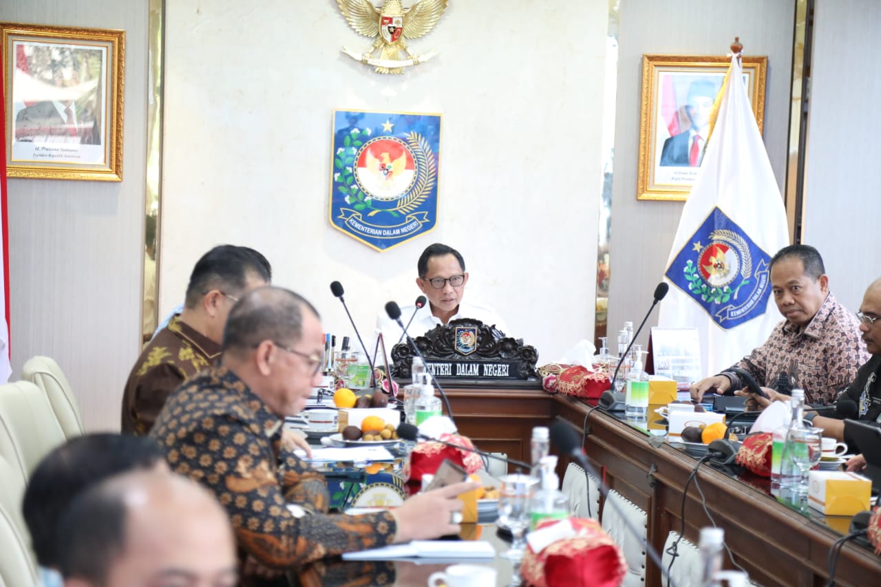 Mendagri Terbitkan SE, Dorong Pemda Dukung Program MBG